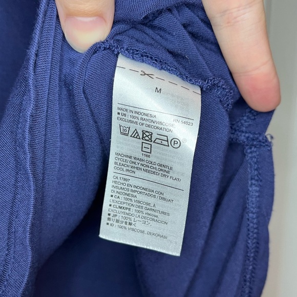 Old Navy | Relaxed Cut Out Sleeveless Top in Navy Size Medium - Picture 6 of 6